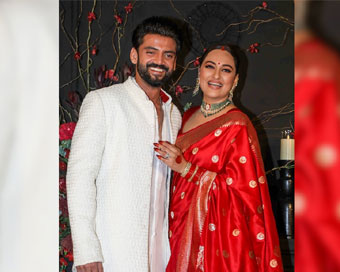 Sonakshi Sinha Wedding: सोनाक्षी और जहीर की शादी में इन सितारों ने लगाए चार चांद